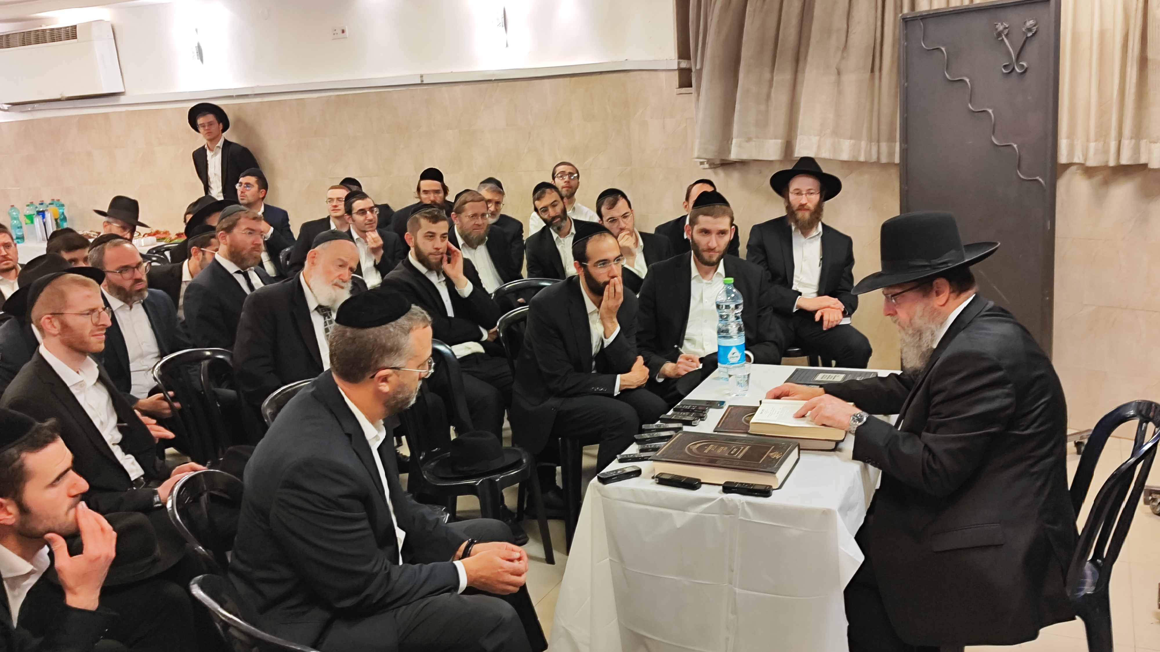 Alumni Asifa in Eretz Yisroel with Harav Tzvi Berkowitz